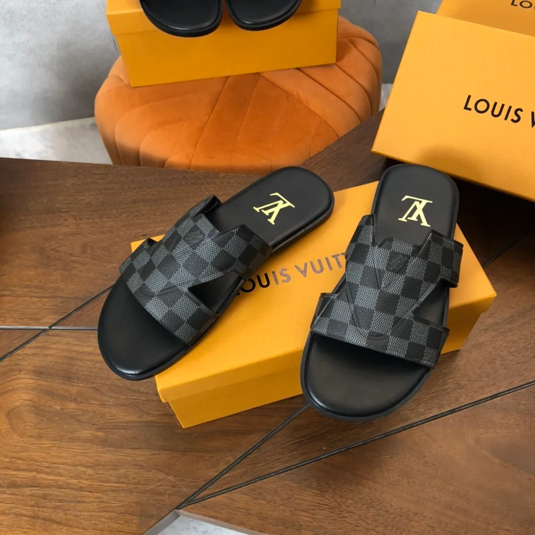 Factory price: 270💰LV counters are selling new brand luxury men's slippers, casual, loose and comfortable. The must-have model in the picture above [Happy][Happy], multiple colors available Size: 38-44, customized 45